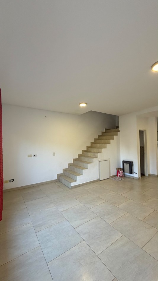 Apta credito-Duplex 4 ambientes en PH con patio y cochera.