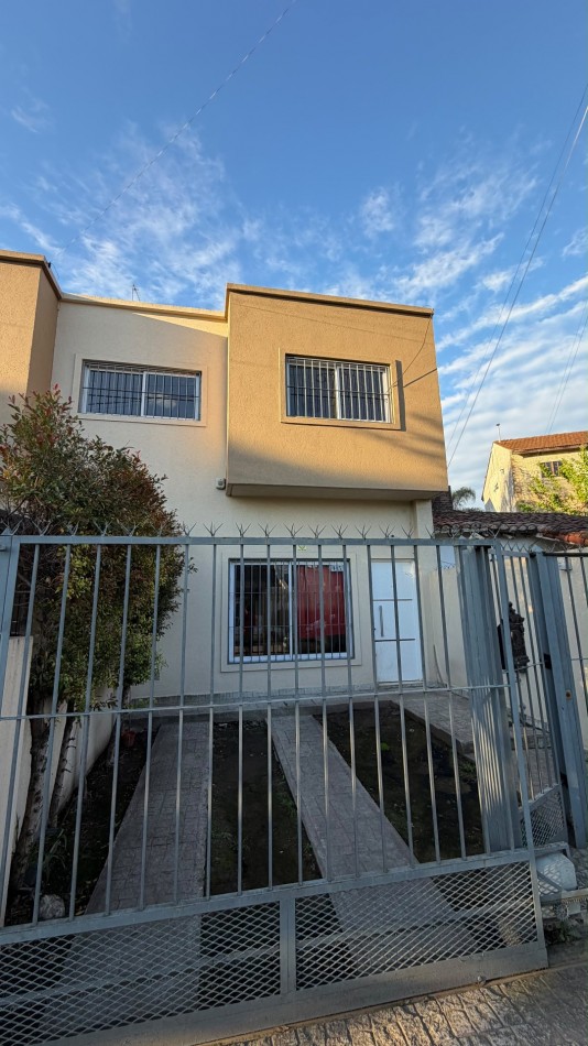 Apta credito-Duplex 4 ambientes en PH con patio y cochera.