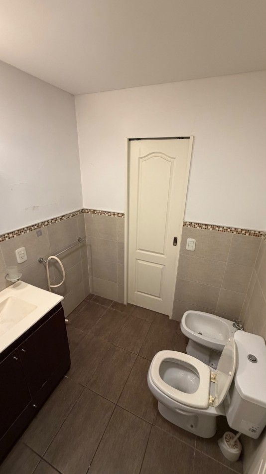 Apta credito-Duplex 4 ambientes en PH con patio y cochera.