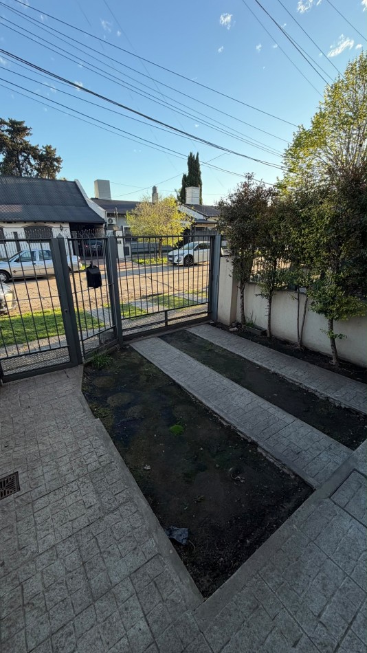 Apta credito-Duplex 4 ambientes en PH con patio y cochera.