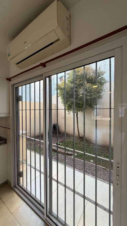 Apta credito-Duplex 4 ambientes en PH con patio y cochera.