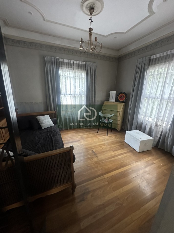 Casa de categoria 7 ambientes con pileta, quincho y departamento independiente - Lote 600 m² - Villa Luzuriaga