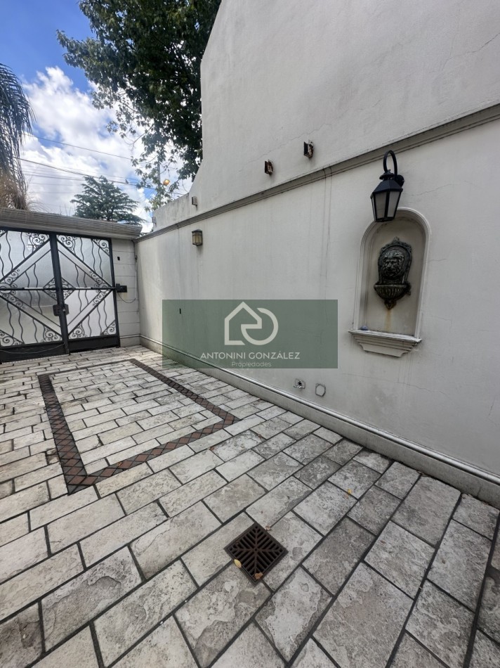 Casa de categoria 7 ambientes con pileta, quincho y departamento independiente - Lote 600 m² - Villa Luzuriaga