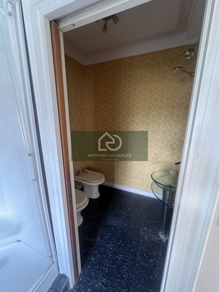 Casa de categoria 7 ambientes con pileta, quincho y departamento independiente - Lote 600 m² - Villa Luzuriaga