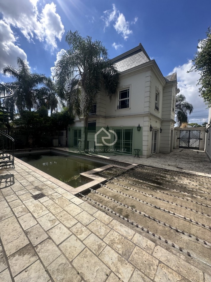 Casa de categoria 7 ambientes con pileta, quincho y departamento independiente - Lote 600 m² - Villa Luzuriaga