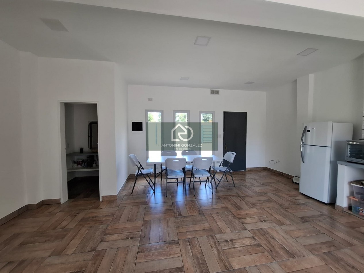  Casa Moderna sobre Lote de 650m2 con Piscina en La Reja (Moreno)