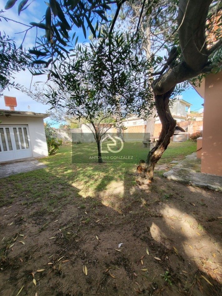 Venta casa en block de 3 ambientes mas monoambiente.