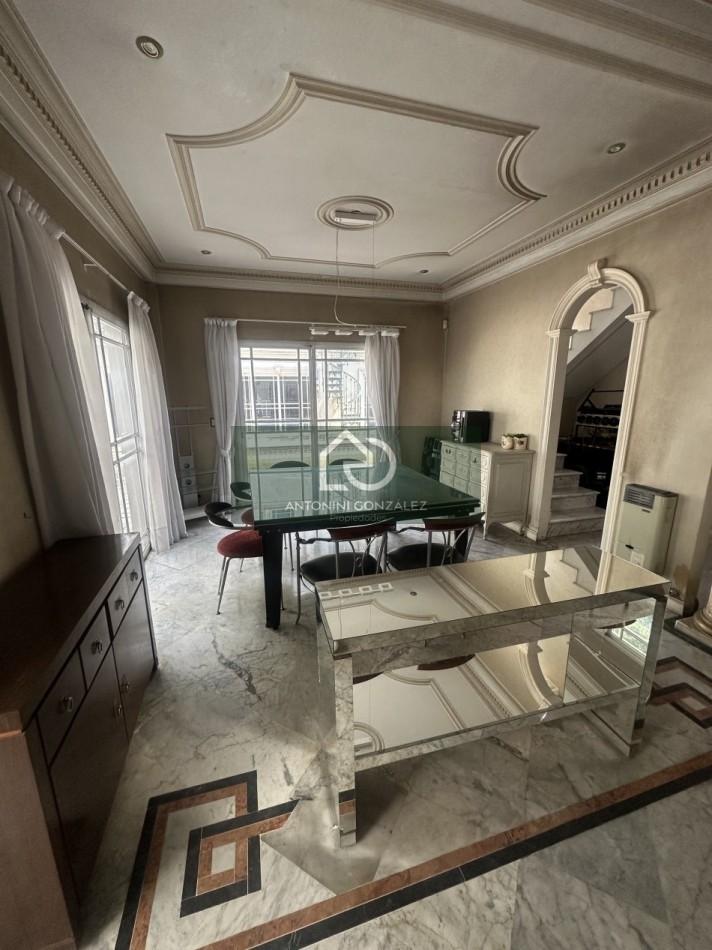 Casa de categoria 7 ambientes con pileta, quincho y departamento independiente - Lote 600 m² - Villa Luzuriaga