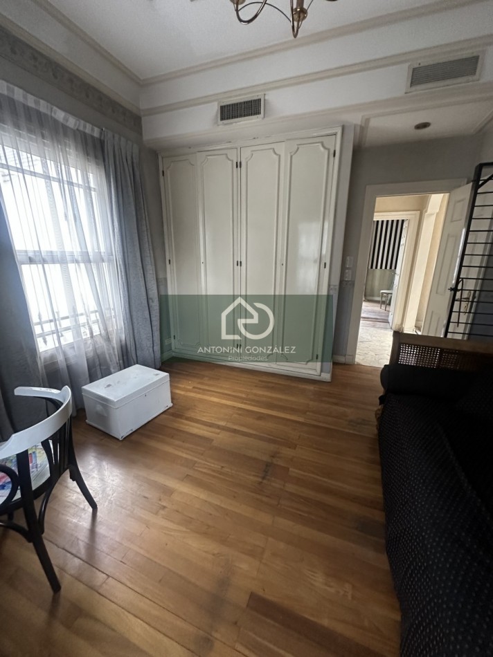 Casa de categoria 7 ambientes con pileta, quincho y departamento independiente - Lote 600 m² - Villa Luzuriaga