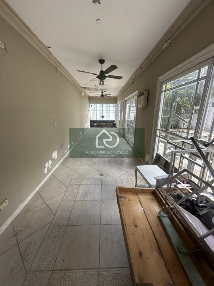 Casa de categoria 7 ambientes con pileta, quincho y departamento independiente - Lote 600 m² - Villa Luzuriaga