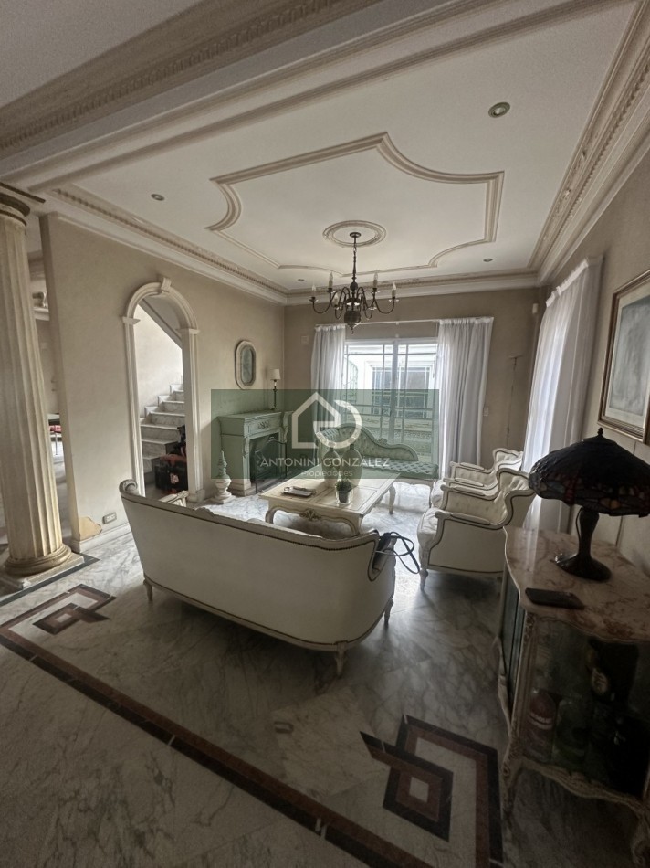 Casa de categoria 7 ambientes con pileta, quincho y departamento independiente - Lote 600 m² - Villa Luzuriaga