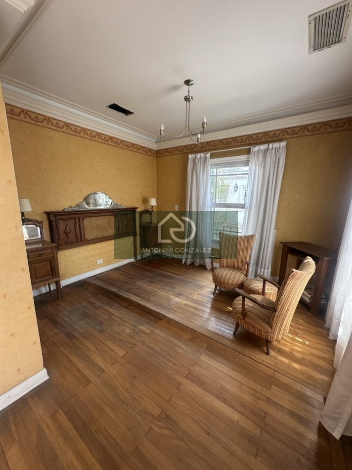 Casa de categoria 7 ambientes con pileta, quincho y departamento independiente - Lote 600 m² - Villa Luzuriaga