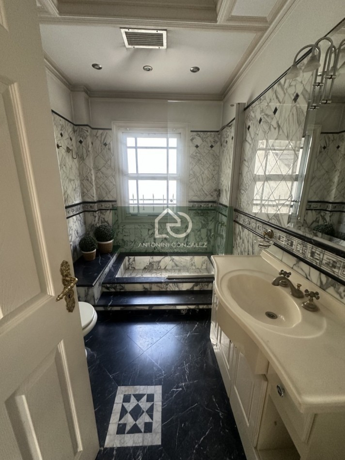 Casa de categoria 7 ambientes con pileta, quincho y departamento independiente - Lote 600 m² - Villa Luzuriaga