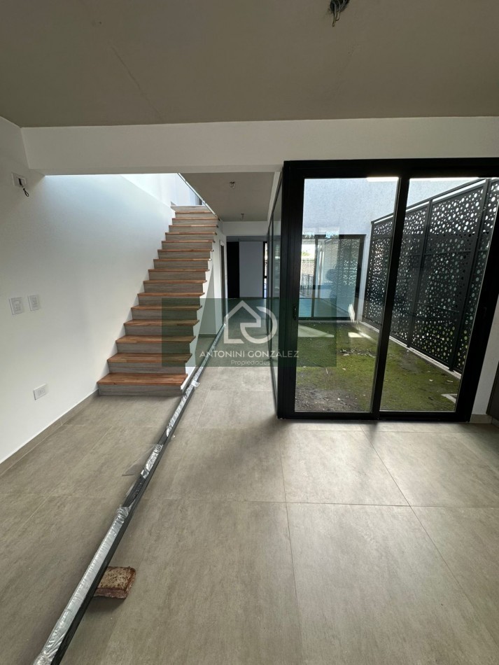 VENTA CASA 5 AMBIENTES A ESTRENAR ITUZAINGO NORTE