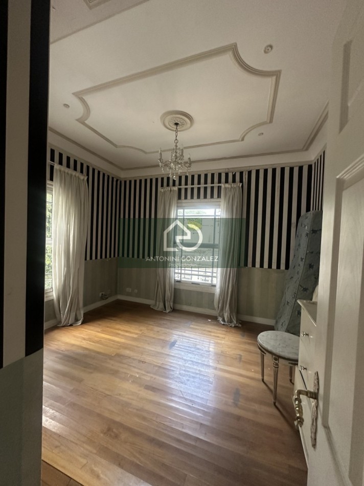 Casa de categoria 7 ambientes con pileta, quincho y departamento independiente - Lote 600 m² - Villa Luzuriaga