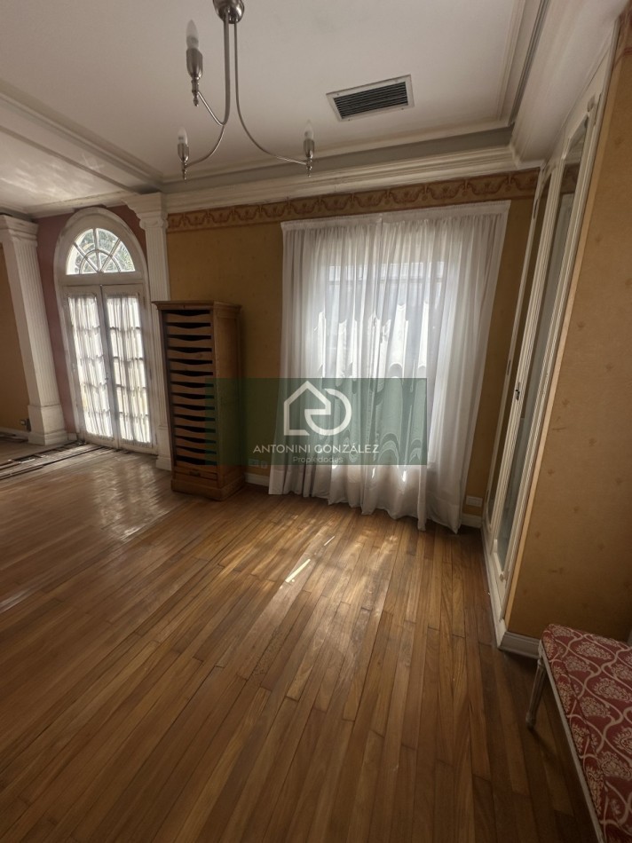 Casa de categoria 7 ambientes con pileta, quincho y departamento independiente - Lote 600 m² - Villa Luzuriaga