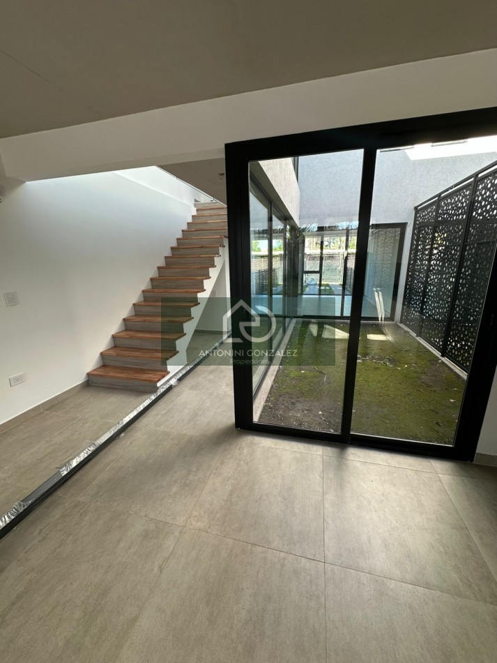 VENTA CASA 5 AMBIENTES A ESTRENAR ITUZAINGO NORTE