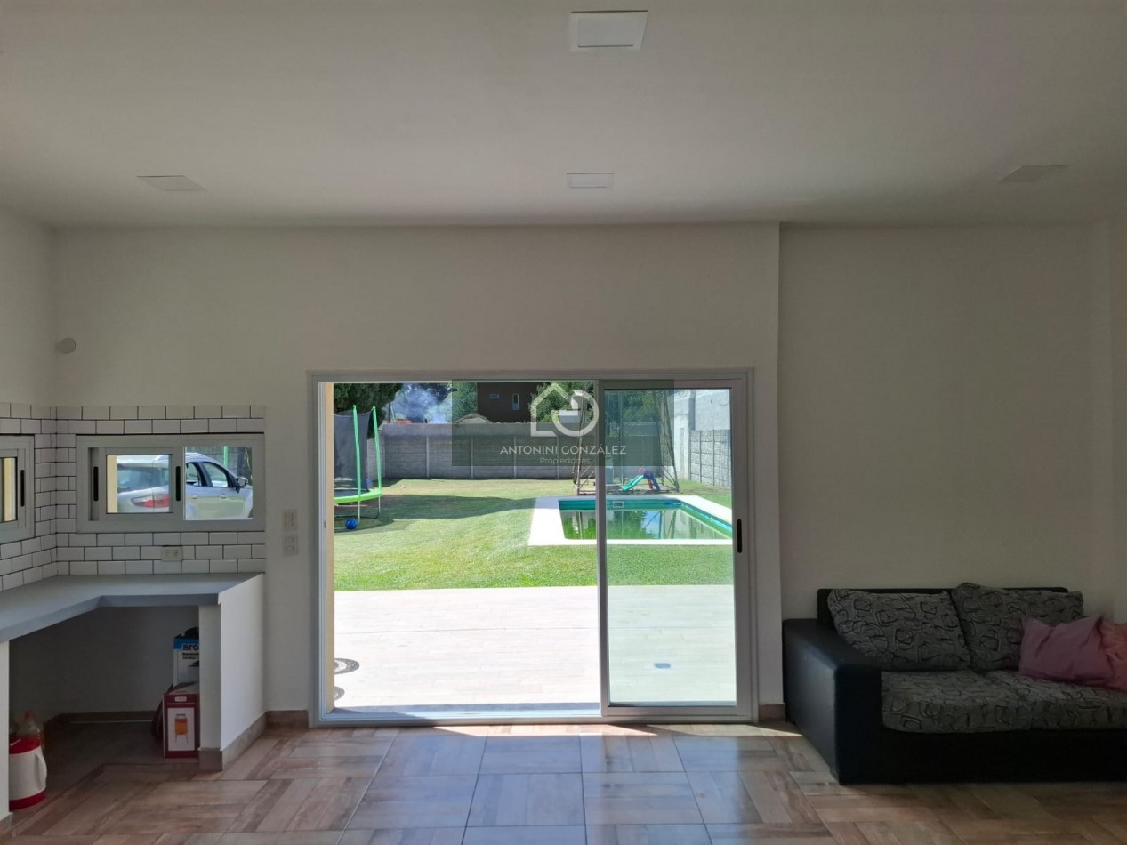  Casa Moderna sobre Lote de 650m2 con Piscina en La Reja (Moreno)