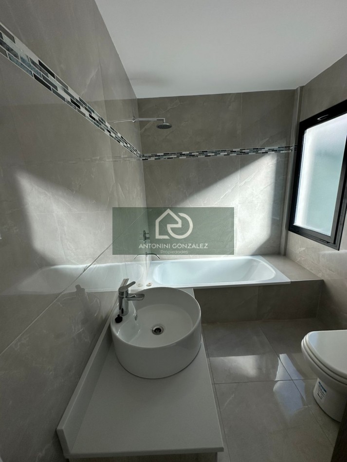  CASA EN VENTA  5 AMBIENTES A ESTRENAR ITUZAINGO NORTE