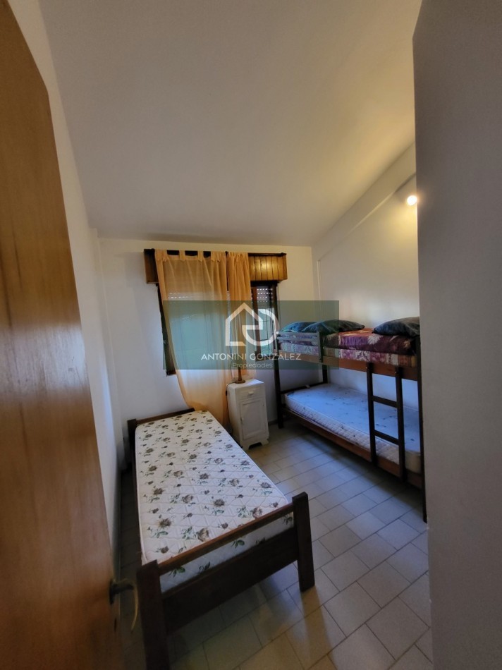 Venta casa en block de 3 ambientes mas monoambiente.