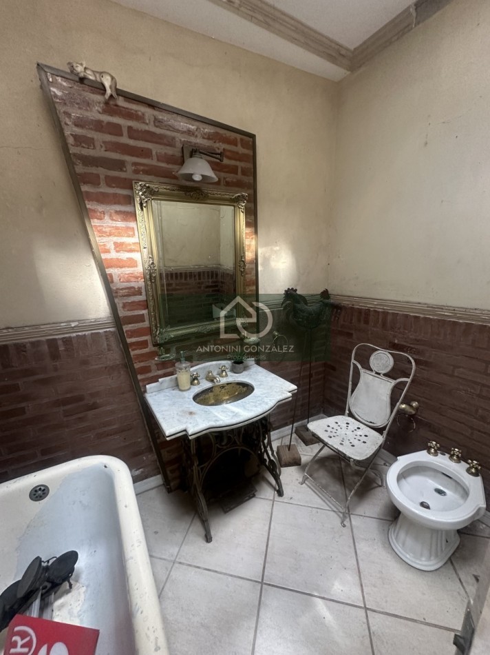 Casa de categoria 7 ambientes con pileta, quincho y departamento independiente - Lote 600 m² - Villa Luzuriaga