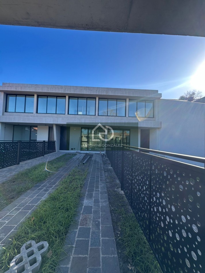 VENTA CASA 5 AMBIENTES A ESTRENAR ITUZAINGO NORTE