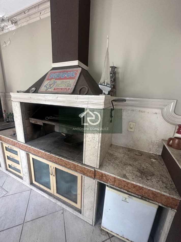 Casa de categoria 7 ambientes con pileta, quincho y departamento independiente - Lote 600 m² - Villa Luzuriaga