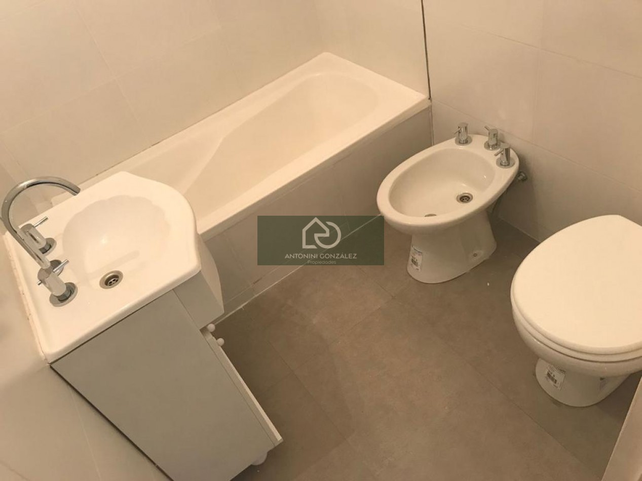 Departamento 2 Ambientes al Frente en Escalada 120 | Balcon Propio | Terraza y Laundry