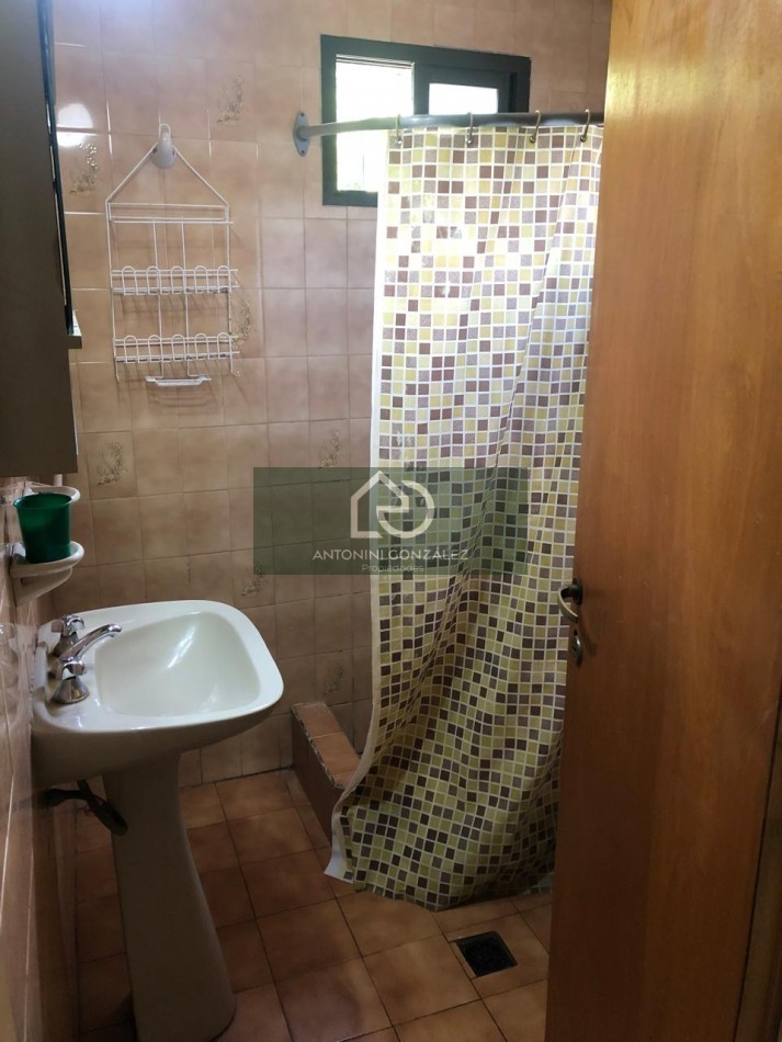 Venta casa en block de 3 ambientes mas monoambiente.