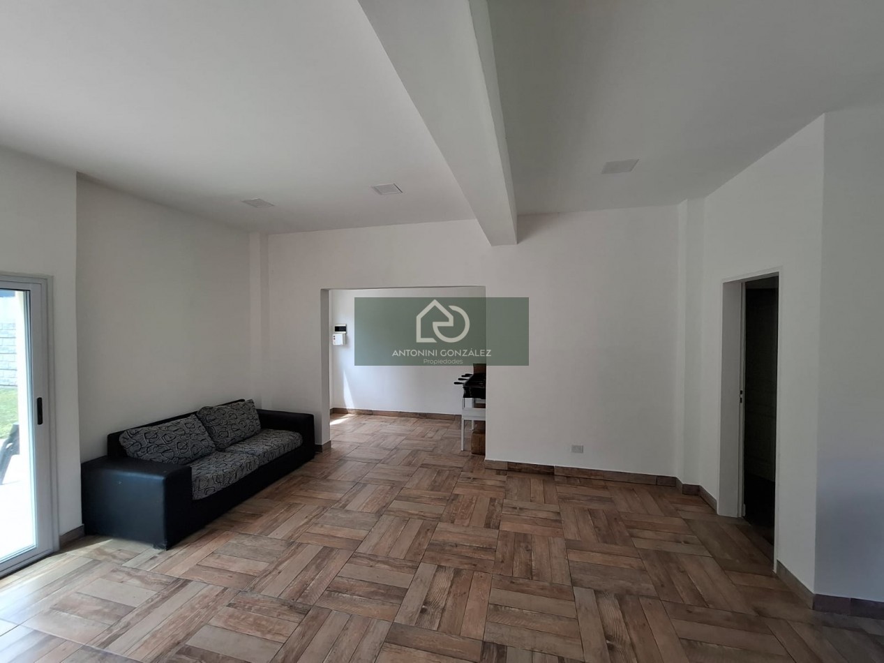  Casa Moderna sobre Lote de 650m2 con Piscina en La Reja (Moreno)