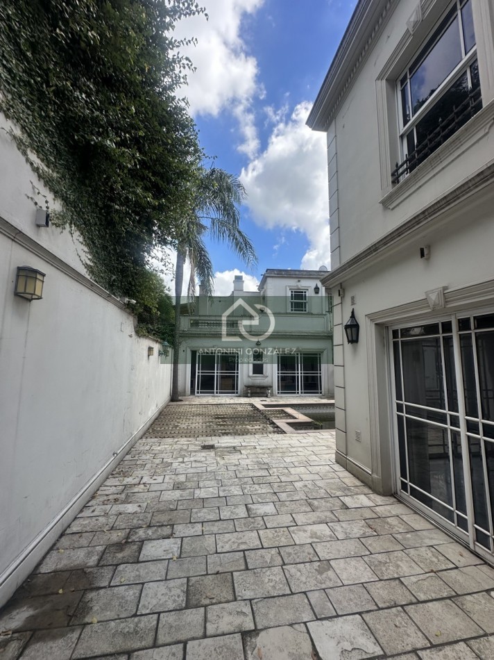 Casa de categoria 7 ambientes con pileta, quincho y departamento independiente - Lote 600 m² - Villa Luzuriaga