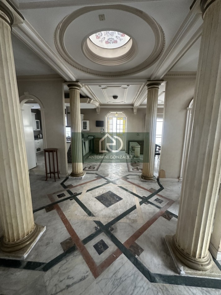 Casa de categoria 7 ambientes con pileta, quincho y departamento independiente - Lote 600 m² - Villa Luzuriaga