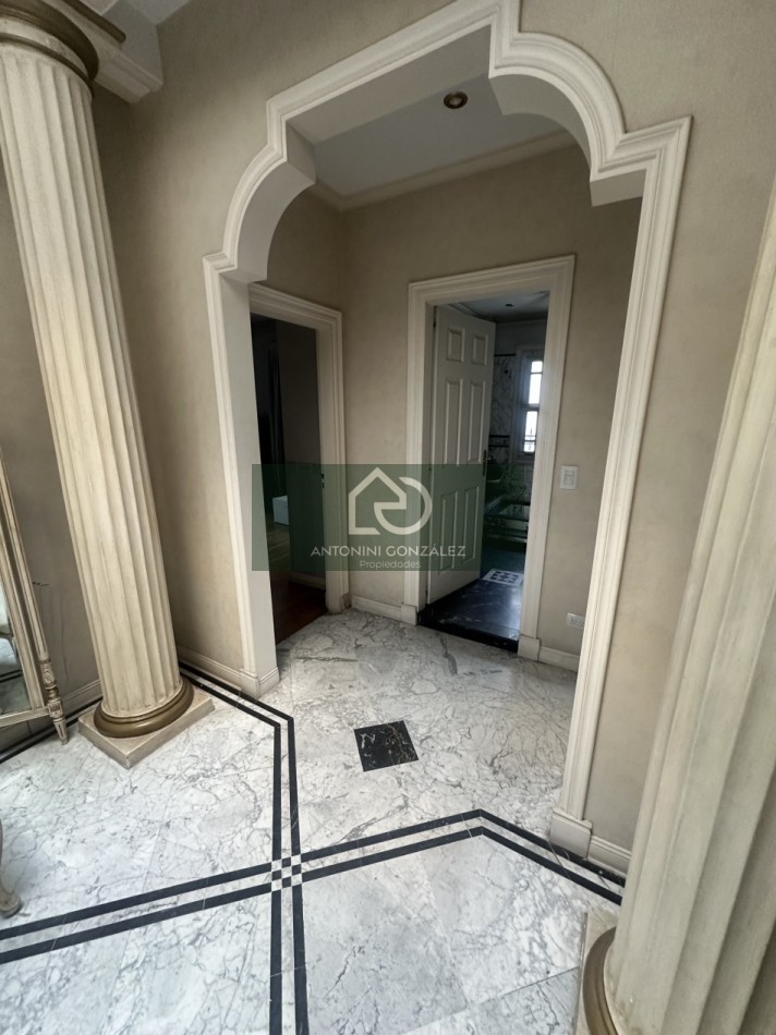 Casa de categoria 7 ambientes con pileta, quincho y departamento independiente - Lote 600 m² - Villa Luzuriaga