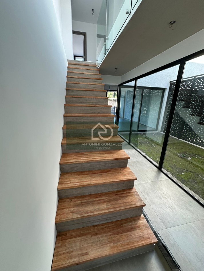 VENTA CASA 5 AMBIENTES A ESTRENAR ITUZAINGO NORTE