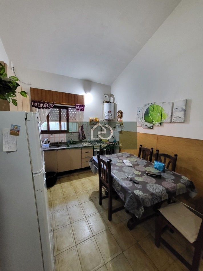 Venta casa en block de 3 ambientes mas monoambiente.