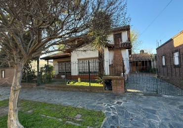 Casa 6 ambientes con parque y pileta.