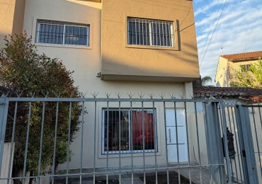 Apta credito-Duplex 4 ambientes en PH con patio y cochera.